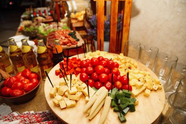 Farklı atıştırmalıklar ve aperatiflerle servis masası.