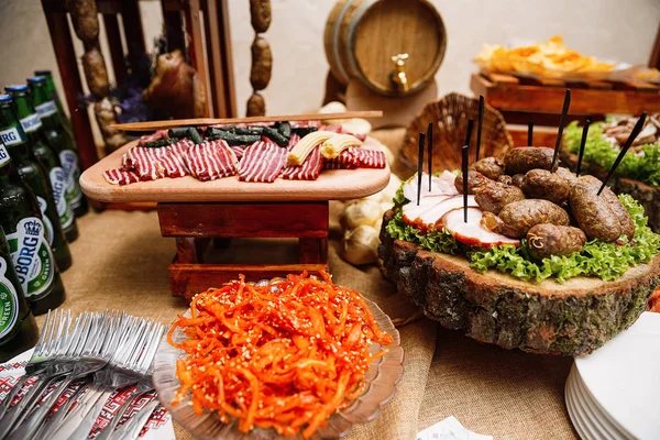 Jídelní stůl s různými jídly občerstvení a předkrmy — Stock fotografie