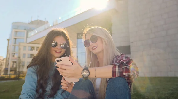 Δύο κορίτσια ελκυστικό hipster χρησιμοποιώντας έξυπνο τηλέφωνο. — Φωτογραφία Αρχείου