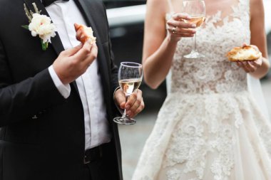 Gelin ve damat ellerinde şampanya kadehleriyle