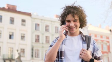 şehirde bir akıllı telefon kullanan genç adam