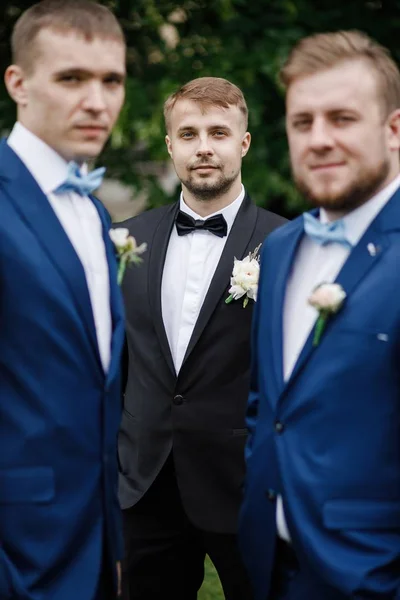 Groomsmen Groom Posing Wedding Day — Stock Photo, Image