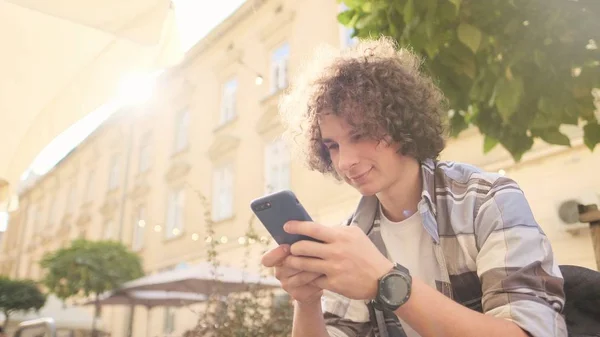 年轻人使用智能手机在城市 — 图库照片