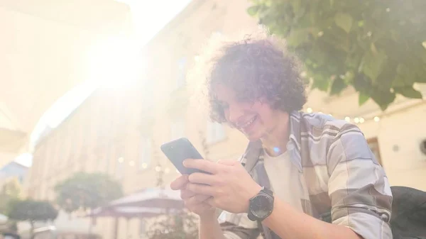 Şehirde Kahve Ile Bir Akıllı Telefon Kullanan Genç Adam — Stok fotoğraf