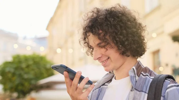 Şehirde Bir Akıllı Telefon Kullanan Genç Adam — Stok fotoğraf