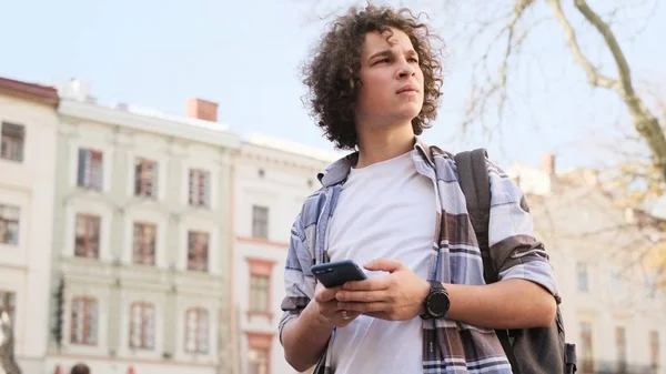 Şehirde Bir Akıllı Telefon Kullanan Genç Adam — Stok fotoğraf