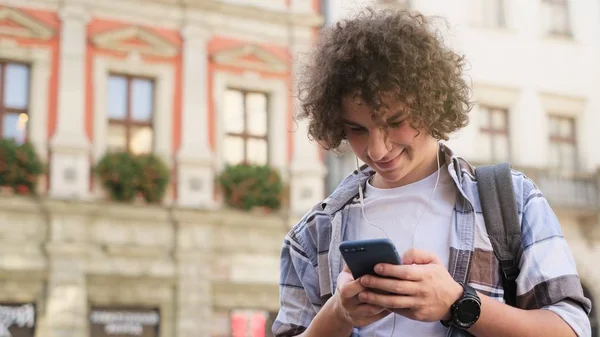 年轻人使用智能手机在城市 — 图库照片