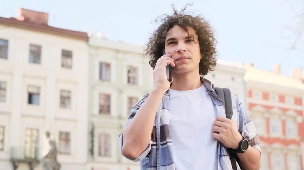Şehirde Bir Akıllı Telefon Kullanan Genç Adam — Stok fotoğraf