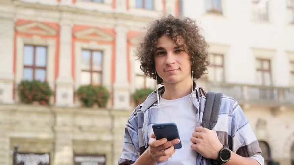 Şehirde Bir Akıllı Telefon Kullanan Genç Adam — Stok fotoğraf