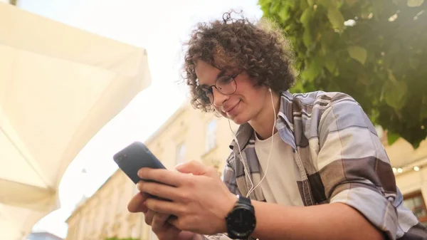 Şehirde Bir Akıllı Telefon Kullanan Genç Adam — Stok fotoğraf