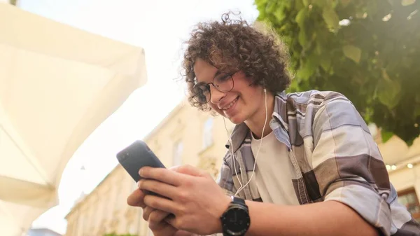 Şehirde Bir Akıllı Telefon Kullanan Genç Adam — Stok fotoğraf