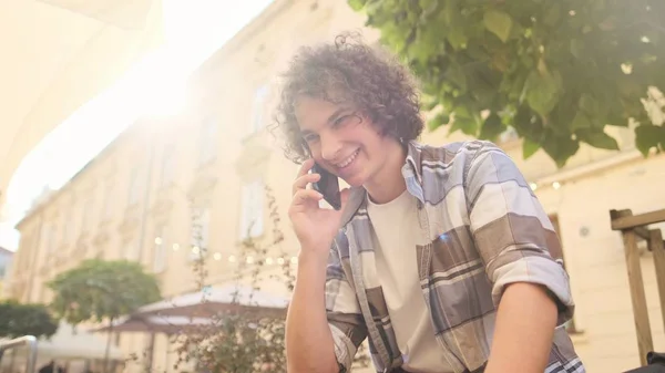 Şehirde Bir Akıllı Telefon Kullanan Genç Adam — Stok fotoğraf