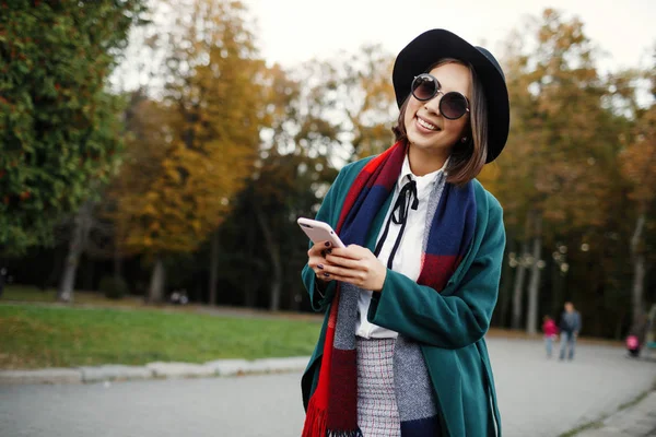 Retrato al aire libre alegre y elegante chica hipster en sombrero usando —  Fotos de Stock
