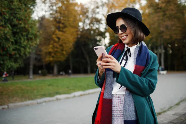 Retrato al aire libre alegre y elegante chica hipster en sombrero usando — Foto de Stock