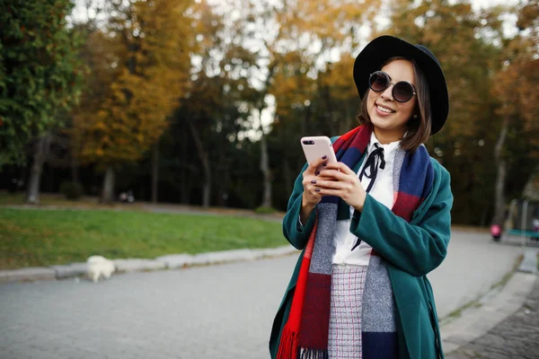 Retrato al aire libre alegre y elegante chica hipster en sombrero usando —  Fotos de Stock
