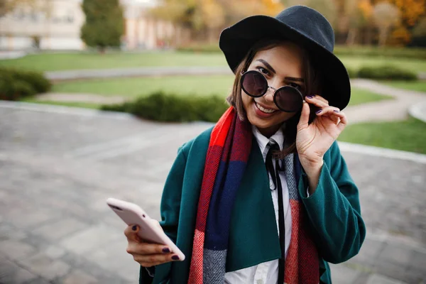 Retrato al aire libre alegre y elegante chica hipster en sombrero usando —  Fotos de Stock