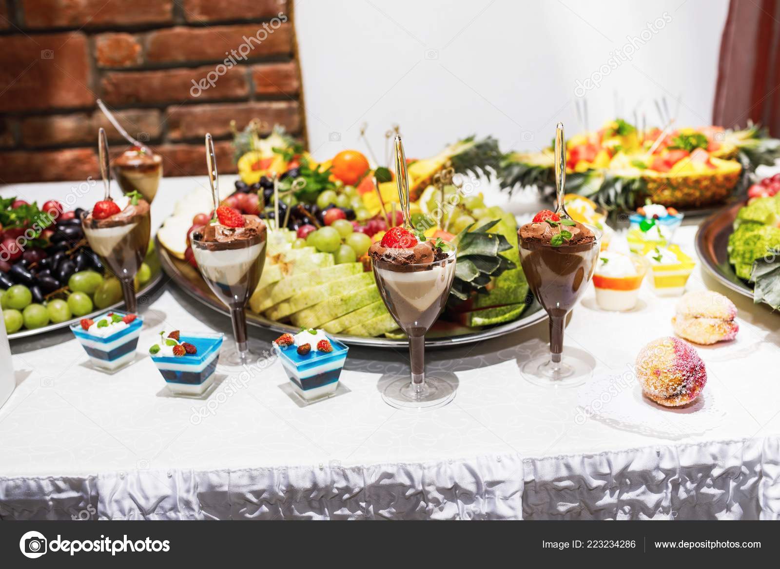 Stylish Luxury Catering Party Decor Table Fruits Wedding Reception