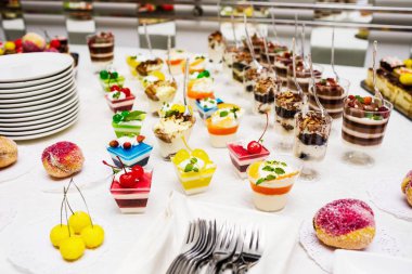 Çikolata. Lezzetli tatlı büfesi kekler. 