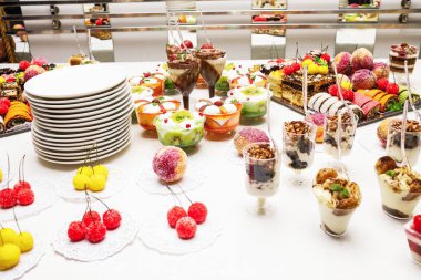 Çikolata. Lezzetli tatlı büfesi kekler. 