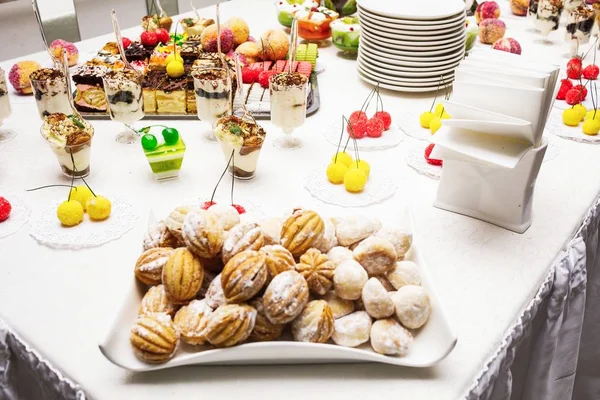 Schokoriegel. leckeres süßes Buffet mit Cupcakes. — Stockfoto