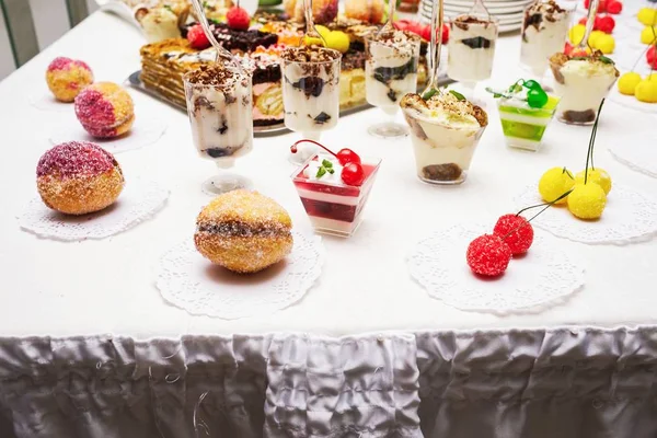 Cukorkát. Finom svédasztalos reggeli édes cupcakes. — Stock Fotó
