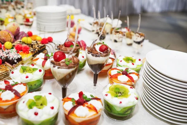 Candy Bar. Läckra söta buffé med cupcakes. — Stockfoto