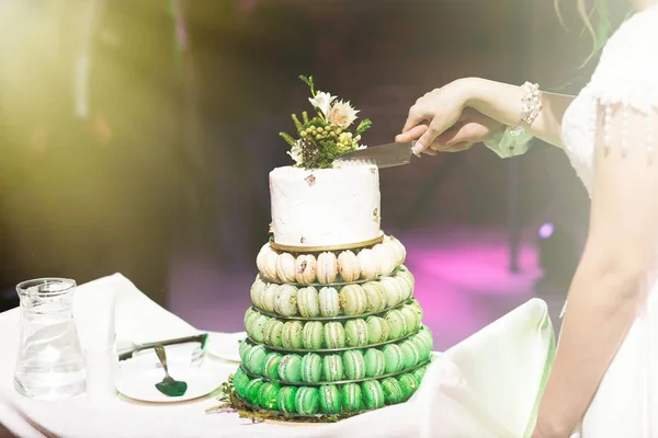 エレガントなかなり若い花嫁と新郎が結婚式のケーキカット — ストック写真
