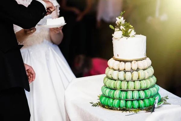 Elegante Muito Jovem Noiva Noivo Cortando Bolo Casamento — Fotografia de Stock