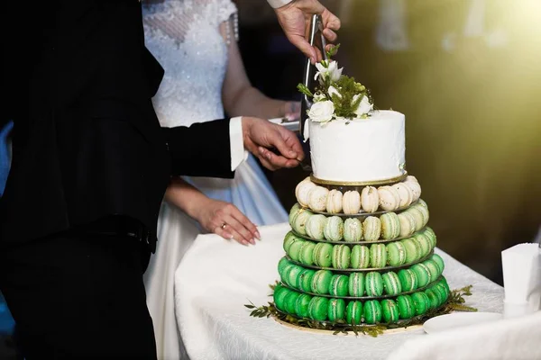 Elegante Muito Jovem Noiva Noivo Cortando Bolo Casamento — Fotografia de Stock