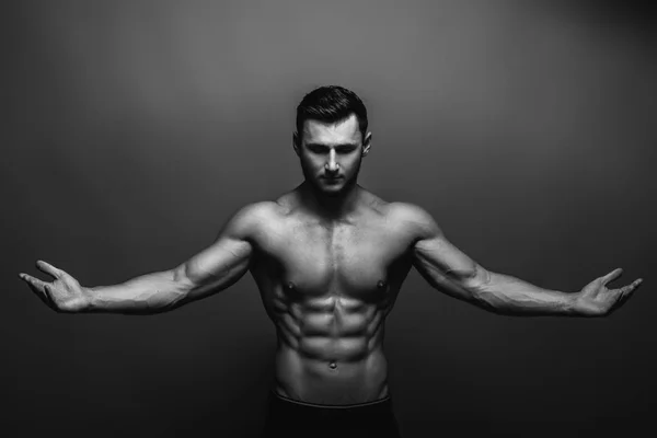 Czarno Biały Blisko Portret Fitness Lekkoatletycznego Młody Chłopak Wyświetlono Mięśni — Zdjęcie stockowe