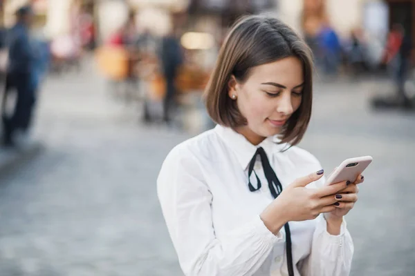 Egy Gyönyörű Mobiltelefon Állva Homályos Utcai Háttér Portréja Lányok Okos — Stock Fotó