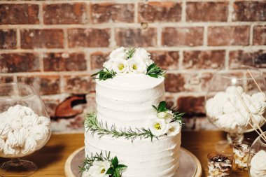 Lezzetli düğün resepsiyonu, tatlı masası. 