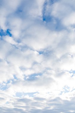 mavi gökyüzü arka plan küçük bulutlar ile. Sabah gün ve iyi bir hava temizleme.