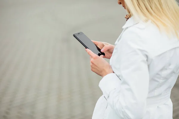 Mooie Jongedame Met Behulp Van Slimme Telefoon Stad Portret Van — Stockfoto