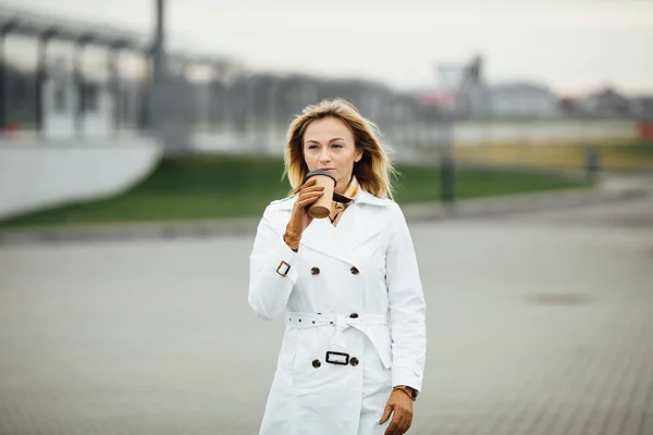뜨거운 음료의 그녀의 방법을 거리에 성공적인 비즈니스 여자의 초상화 오피스 — 스톡 사진