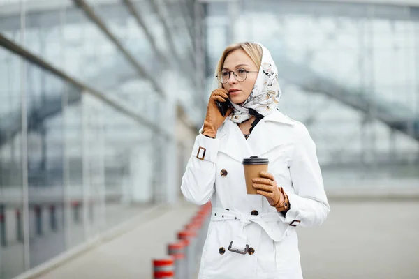 Mladá Žena Brýlích Procházky Venku Fotografie Módní Dívka Mluví Telefonu — Stock fotografie