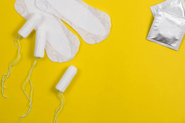 Cotton tampon. Womens comfort, hygiene and protection. — Stock Photo, Image