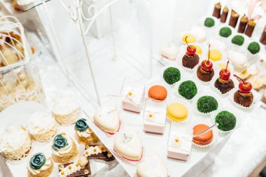 Parti için farklı tatlılar tablo. Şeker çubuğu. 