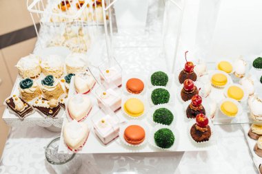 Parti için farklı tatlılar tablo. Şeker çubuğu. 