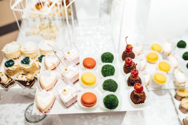 Parti için farklı tatlılar tablo. Şeker çubuğu. 