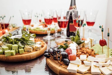 Peynir yemek tatma. Lezzetli peynir masanın üzerinde. Tablo setti