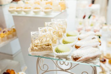 Parti için farklı tatlılar tablo. Şeker çubuğu. 