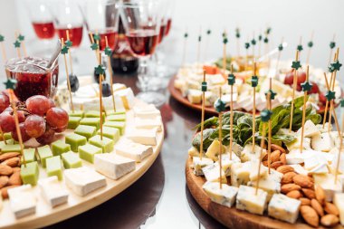 Peynir yemek tatma. Lezzetli peynir masanın üzerinde. Tablo setti