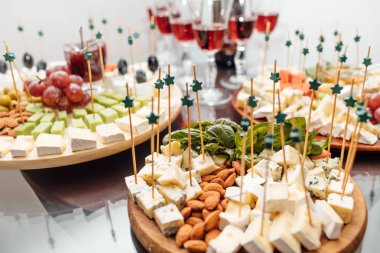 Peynir yemek tatma. Lezzetli peynir masanın üzerinde. Tablo setti