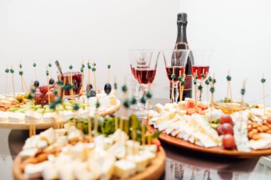 Peynir yemek tatma. Lezzetli peynir masanın üzerinde. Tablo setti