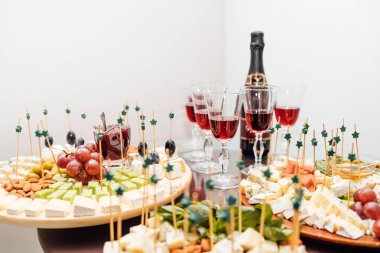 Peynir yemek tatma. Lezzetli peynir masanın üzerinde. Tablo setti