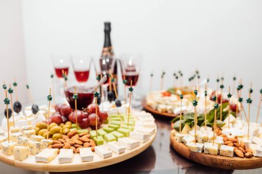 Peynir yemek tatma. Lezzetli peynir masanın üzerinde. Tablo setti