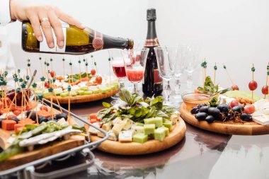 Peynir yemek tatma. Lezzetli peynir masanın üzerinde. Tablo setti