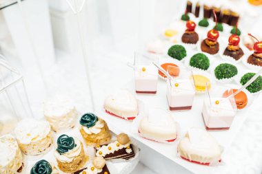 Parti için farklı tatlılar tablo. Şeker çubuğu. 