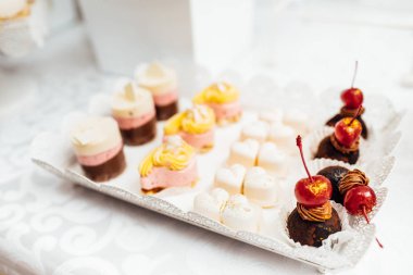 Parti için farklı tatlılar tablo. Şeker çubuğu. 